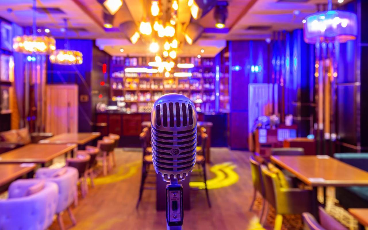 Hotel Rixos Borovoe Shchūchīnsk Exterior foto A microphone at a karaoke bar
